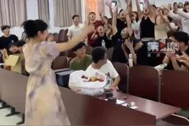6月20日，安徽滁州，#辅导员给即将毕业的同学们分享喜糖 ，现场“哇”声一片。“想在最后一次班会上和大家分享喜悦，也祝他们前程似锦！”#毕业季 #校园生活视频封面