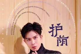 陈柏曦《护荫》: 任岁月无言，故乡始终给我护荫 #岭南新民谣·粤语季 11首定向邀约的粤语原创歌曲，第一首发布的作品是由陈宣行填词、侯列作曲，本土歌手陈柏曦演唱的《护荫》。歌曲表达的是一种乡愁，陈柏曦少年时离开家乡江门，到广州读书和生活，长大后回到江门，勾起童年时离乡别井的愁绪，不禁泪凝于眶，但又感恩于故乡和父母对他的护荫，希望以自己的力量去回报这份乡情与亲恩。歌曲从清脆明朗到后半段的高昂有力，散发着乐观向上的精神。（出品：南都娱乐）#陈柏曦视频封面