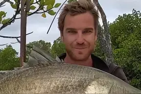 把缠到空瓶子上的鱼线，抛向平静的水面，竟捕获到四五斤重的鲈鱼 #钓鱼的乐趣只有钓鱼人懂 #爱生活爱钓鱼 #原来钓鱼才是抖音运动顶流 #钓鱼人就是这么疯狂 #这鱼哪个钓友看了不羡慕视频封面