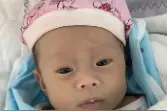 呼和浩特寻亲：1岁女童被救助，裹粉色被褥，戴粉色帽子，穿白色花纹上衣图片