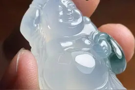 翡翠雕刻，布袋佛#翡翠雕刻 #俏色巧雕 #手艺人视频封面