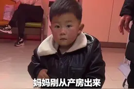 妈妈刚从产房出来 2岁宝宝满脸紧张帮忙拉轮椅 妈妈：眼泪控制不住地流视频封面