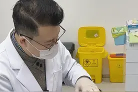 孩子存在唇系带问题，及时干预。#唇系带 #医学科普 #正畸教授徐宝华 #早期矫治 @抖音创作小助手 @创作灵感小助手 @抖音创作灵感视频封面