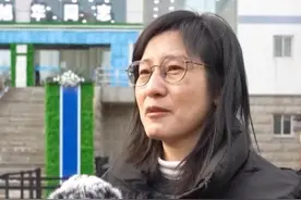 黄旭华女儿追忆父亲
每次探望他时
都会在ICU里为他唱歌
女儿：爸爸 我们不说“送别”
#黄旭华 #女儿追忆黄旭华 
#黄旭华最喜欢的歌是送别视频封面