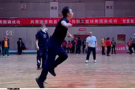 民间踢毽高手各显神通，踢出中国功夫。网友夸赞：这简直是“华山论毽”啊！#秀我中国  #踢毽子视频封面