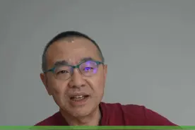 五星级酒店摆地摊，小摊贩活路被抢？ 五星级酒店竟然下场摆摊。这对咱们餐饮人意味着什么？是降维打击、抢占市场份额、挤压生存空间？各位餐饮朋友你们对此怎么看，咱们探讨探讨#刘仪伟 #餐饮人 #餐饮 #餐饮经营 #地摊餐饮 