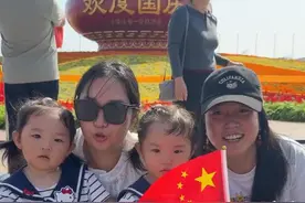 “祝福祖国”巨型花篮亮相天安门广场视频封面