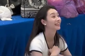 美女老师指挥小朋友跳舞 可爱与愤怒无缝衔接 网友：川剧变脸都没这么快！（来源：三衢 安阳融媒编辑：臻臻）#幼师 #两只老虎爱跳舞视频封面