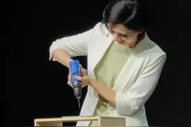 9月8日（发布时间），OPPO产品经理#Monica 宣布辞职，主页资料改为“前OPPO打工人”。她主讲的发布会风格独特，曾贡献高跟鞋踩手机、手机砸核桃等“名场面”。