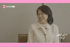 董明珠年轻时自己带娃不靠父母 我以为像董总这样的女强人，会比较难平衡工作和生活，没想到她年轻的时候还带着孩子上班，完全不靠父母，真的很佩服她！ #董明珠年轻时自己带娃不靠父母 #她和她的故事视频封面