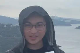 山东舰航母编队访港 深圳市民夜宿玉桂山抢机位 今天上午，中国海军全明星阵容集结香港！深圳市民马先生头天晚上就夜宿玉桂山山顶，抢占观景好位置。#山东舰访港  #延安舰  #湛江舰  #运城舰  #香港