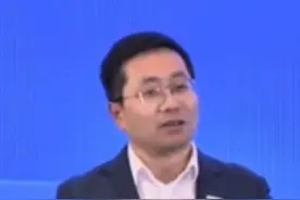 3月29日，北京，中国电动汽车百人会论坛中，深蓝汽车CEO邓承浩称上次热搜像“过年”，但雷军天天都在“过年”，“现在好的产品需要结合好的流量。”#长安汽车实名羡慕小米 #深蓝汽车ceo谈上热搜视频封面