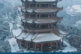 武汉雨雪天气明天上线 今天出门感觉jio都不是自己的了🥶 寒潮预警拉响！明天武汉大风+降温+降水三件套齐上阵，湖北局地还有暴雪！（来源：武汉气象）#寒潮  #雨雪天气  #暴雨  #大雪  #武汉天气视频封面