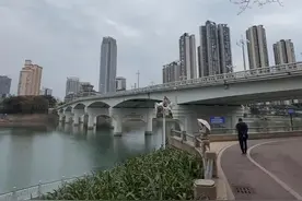 “冬日美景”来到春天里，南宁结“冰”了！广西最低-3℃（记者 赵金玲 宋延康） #广西  #南宁  #结冰  #降温  #冷空气视频封面
