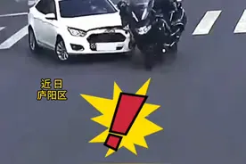 小车过路口猛然变道发生事故；摩托车避让不及撞上小车，双方均承担责任。#交通事故 #摩托车 #责任划分 #变道 @DOU+小助手视频封面