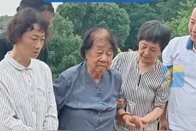2025年5月22日是袁隆平院士逝世四周年纪念日，当天早上，袁隆平夫人携家人前往位于湖南长沙县的陵园祭扫。1964年，袁隆平与邓则相识不到一个月就火速领了结婚证，自此相濡以沫57年。他为她拉小提琴、写情书、补拍婚纱照……结婚57年，袁老一辈子的温柔和细心，除了稻田，都给了妻子。#袁隆平