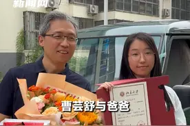 689分！鹤壁姑娘接收北大录取通知书，全程淡定，偶露微笑。#录取通知书 #北京大学 #高考视频封面