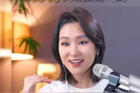 解决嗓子紧跑调气不顺的开嗓练声曲 一张嘴唱歌时就感觉嗓子紧、跑调、还越唱越憋气的同学，可能就是你没有用正确的练声曲开嗓。这条视频以《往日时光》旋律为例，带大家进行U母音开嗓。大家一定要点赞转发反复观看，每次唱歌前掀开嗓，你的嗓子会轻松很多哦！
#学唱歌 #唱歌技巧#零基础学唱歌  #声乐技巧 #唱歌教学