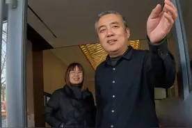 俩美女拿鱼去饭店换菜吃，没想到聊起了终身大事#鱼换万物 #2023dou来钓鱼 #dou是钓鱼人 #嗨皮钓鱼记 #美食创作人计划视频封面