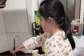 爸爸因为不舒服没吃晚饭，#暖心小棉袄  立刻去给爸爸煮面条，妈妈：“没有特意教过她，她一直是很#暖心  的孩子！” 网友：这哪是小棉袄，这是羽绒服啊！#总有温暖在身边  #别人家的孩子  （视频来源：@@小酒窝  ）视频封面