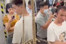 女子将头发绑在地铁扶手上，路人：怎么会有如此离谱的禁止标志？🤔️地铁：请看vcr视频封面
