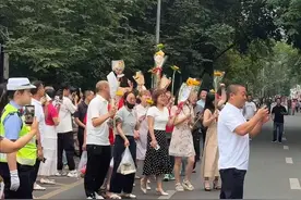 直击#2025高考首日 ，家长化身“啦啦队”隔空为考生送上祝福。愿所有孩子都能沉着应考，金榜题名。视频封面