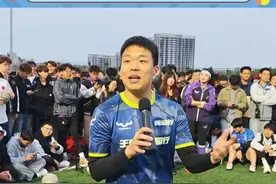 王楚淇暴击校园球场！26岁复出宣言燃炸：下一站，苏州见！#王楚淇说自己有突有传必须复出 #抖音足球嘉年华苏州站视频封面