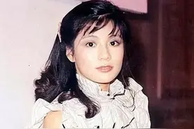1985年翁美玲葬礼上，汤镇业一个举动让人泪目，他当时究竟做了什么 #翁美玲 #汤镇业 #明星人物传  #娱乐资讯 #明星八卦视频封面