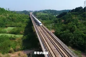 这个五一，乘着高铁游贵州，一站一景，一景一画。视频封面