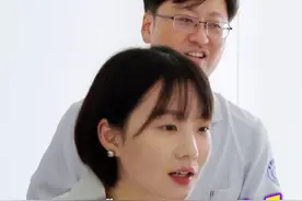 “这是几？”“一！”一位刚做完人工角膜移植手术男孩的回答让父亲差点破防，“像中头奖一样！”得益于海南自贸港的优势，乐城国际医疗旅游先行区依托“先行先试”政策，可以使用特许药械和国际前沿疗法，人工角膜移植手术就是其中一项。中国日报记者@小彭彭译萱  与她的哈萨克斯坦朋友、海南国际经济发展局全球新闻官鲁斯兰共同见证了这场特许医疗手术的成功。猜猜男孩重见光明后第一件想做的事是什么？#暖风习习视频封面