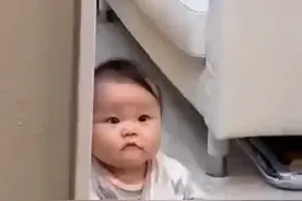 调皮姐姐给妹妹绑上气球，下一秒直接原地起飞，宝宝长大后：我记得我小时候会飞 #被可爱的人类幼崽治愈了 #熊孩子系列视频封面