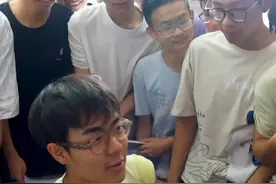 7月5日报道，13名清华学霸组成的讲师团队“清年阁”，走进南阳县域高中“送情报”，“为了打破教育信息差”（大象新闻记者 周兰 赵朝阳 秦钰玺）