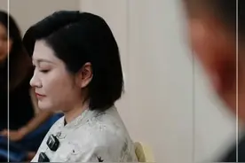 9 月 25 日庭前记者会上，王暖暖回忆：第一次在法庭见俞晓冬，对方先喊 “老婆来了，很想你”，下秒表情突变，这事让她毛骨悚然。@抖音短视频 @DOU+小助手 #王暖暖 #孕妇泰国坠崖案