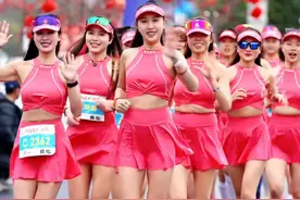 #2025丽水马拉松  青春活力的气息扑面而来！#丽水女神跑团果真名不虚传  “为了这次马拉松，专门准备了粉色的队服！”（来源：@跑圈敏公主 ）（记者：夏奕炀）视频封面