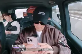 #妻子的浪漫旅行2025 #李承铉 在车上跟女儿打电话聊天，问有没有跟妈妈#戚薇 打电话时，Lucky立马“吐槽”妈妈电话不接发消息不回，但是一发红包立马就抢了。这手机怎么就这么“奇怪”呢#妻子的浪漫旅行视频封面