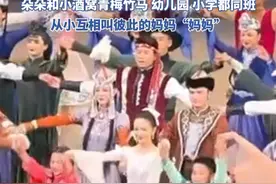 佟丽娅和陈思诚的儿子朵朵罕见露面，和董璇女儿小酒窝一起在佟丽娅舞剧中演出