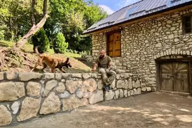 顶着大暴雨搭建坚固石墙，老兵打造最强荒野石屋，成功实现瓜果满视频封面