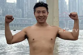 飞奔跳湖勇救落水女子！幸好有安儿哥在！1月3日，重庆大哥刘联安荣登2024年第四季度见义勇为勇士榜。他眼中的“举手之劳”，挽救了一个个家庭！#救人瞬间 #正能量 #见义勇为 #致敬英雄 #凡人微光温暖你我视频封面