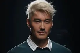 54岁胡兵做模特30年，他是最早登上国际T台的中国模特，曾出演《粉红女郎》被大众熟知。