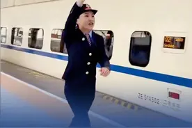 高铁中途下车没来得及上车怎么办？可联系工作人员乘坐最近的一班 高铁中途下车，一不留神高铁开走了，你还没上车，怎么办？铁路工作人员提醒：别慌，按这几步处理。联系附近的工作人员，工作人员会找到最近的一班可以乘坐的车次将旅客送出，还会联系车上的列车员，照顾您的行李和孩子，到站之后转移给车站的工作人员。#高铁中途下车没来得及上车怎么办视频封面