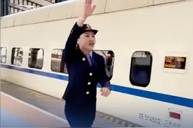 高铁中途下车没来得及上车怎么办？可联系工作人员乘坐最近的一班 高铁中途下车，一不留神高铁开走了，你还没上车，怎么办？铁路工作人员提醒：别慌，按这几步处理。联系附近的工作人员，工作人员会找到最近的一班可以乘坐的车次将旅客送出，还会联系车上的列车员，照顾您的行李和孩子，到站之后转移给车站的工作人员。#高铁中途下车没来得及上车怎么办视频封面