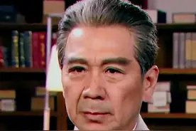 周总理站着刮胡子，居然睡着了。 #那些年我们的前辈