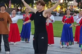 #广州广场舞阿姨乱入街舞少年团  广场舞阿姨误入街舞少年排练现场，和小伙现场battle #广州阿姨和小伙子广场上斗舞  #广场舞阿姨说街舞挺简单的