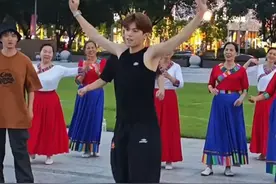 #广州广场舞阿姨乱入街舞少年团  广场舞阿姨误入街舞少年排练现场，和小伙现场battle #广州阿姨和小伙子广场上斗舞  #广场舞阿姨说街舞挺简单的