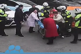 老婆临盆遇堵车，小伙紧急求助交警，铁骑4分钟打通生命通道视频封面