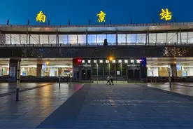 网友“告状”南京站站牌有错别字，“京”字居然多了一横！兰州站：兄弟，我理解你有多委屈 #南京站 #兰州站 #书法 #冷知识 #2025主线任务去南京视频封面