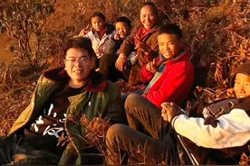 在大凉山我遇到了一位独自生孩子剪脐带的90后妈妈， 小花一个人带着六个孩子，受了很多苦，依然笑对生活，希望此行可以为孩子们的未来种下希望的种子！山东大汉，一路前行！#大山的孩子 #记录真实生活 #山东大汉视频封面