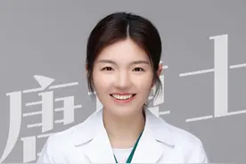 不要吃太多水果！ 肥胖 脂肪肝 胰岛素抵抗 高血脂都来了… 那究竟哪些水果能吃，应该怎么吃？这个视频讲的很清楚，可以仔细看看。别人随口建议多吃水果？今天用心辟谣，因为水果中含有太多的果糖，果糖只能在肝脏中代谢，特别是对于已经肥胖或者脂肪肝的人来说，其实是很大的压力，也会导致甘油三酯、尿酸的进一步升高。大家一定要小心！#减肥  #脂肪肝  #水果  #医疗健康创作训练营 #硬核健康科普行动视频封面