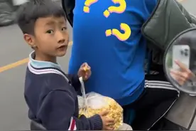4月29日 河南开封：社牛女生在路上伸手向小孩哥要爆米花吃，小孩哥一脸懵：给！快吃吧，大馋丫头，网友：从小要到大一点没变过视频封面
