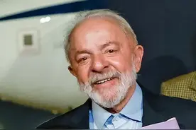 巴西总统卢拉发“朋友圈”了！其在北京时间昨天（10日）晚间抵达北京，开启对中国的国事访问，访华行程将持续到14日。抵达北京时连发数条动态在社媒，背景音乐用了一首中文歌。视频封面